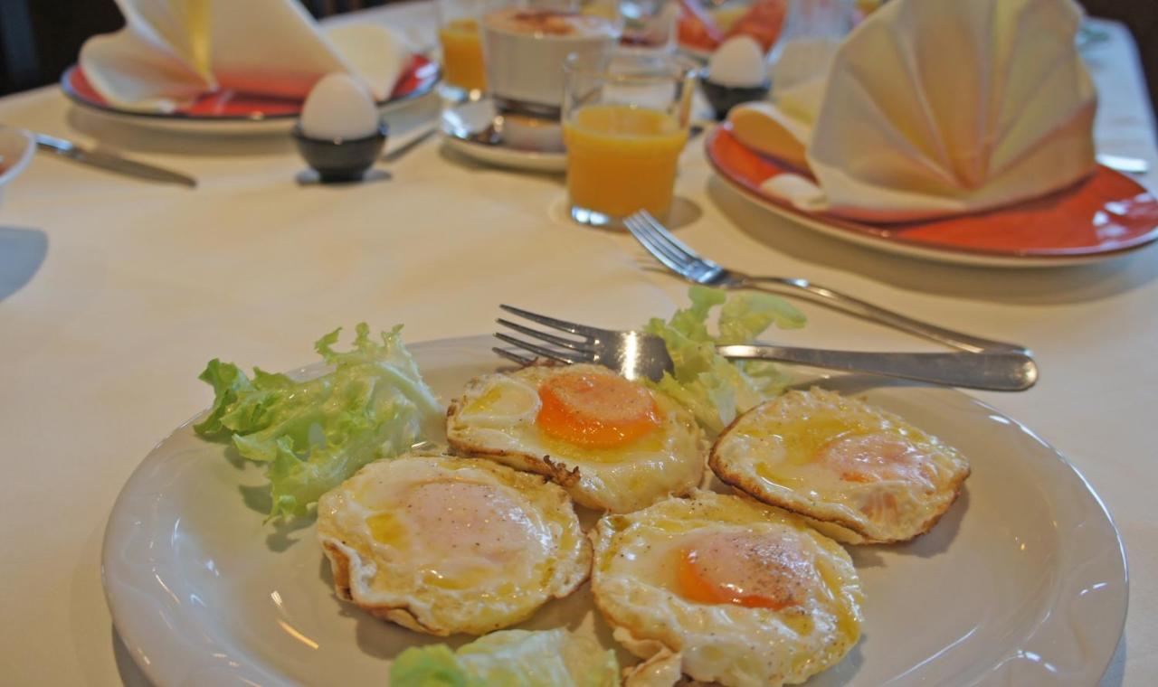 Hotel Heimfeld Restaurant Cafe Garching an Der Alz Eksteriør bilde